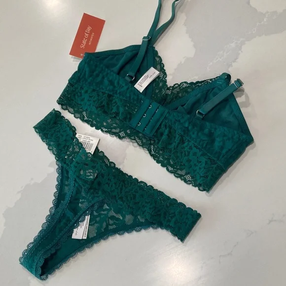 Emerald Lace Bralette and Thong Set - Picture 4 of 4